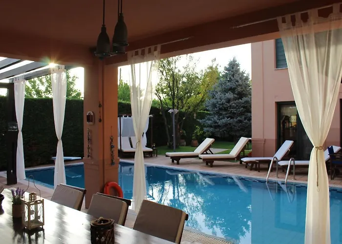 4-Seasons Pool Villa Near Meteora