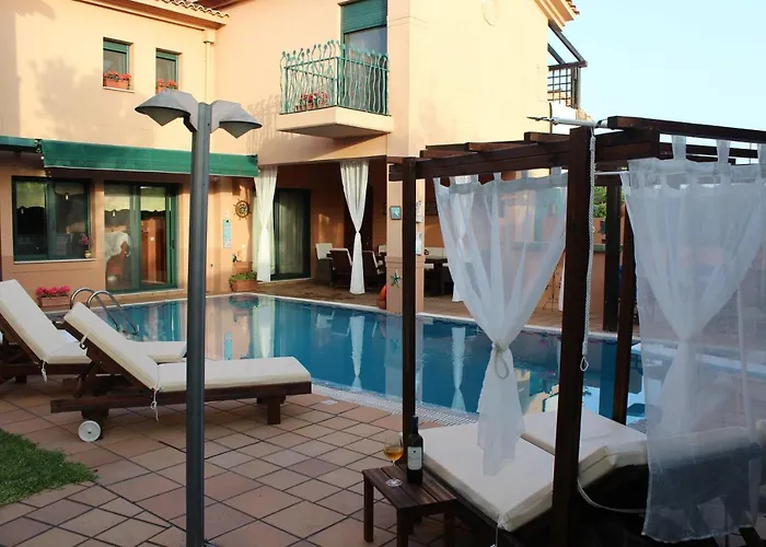 4-Seasons Pool Villa Near Meteora