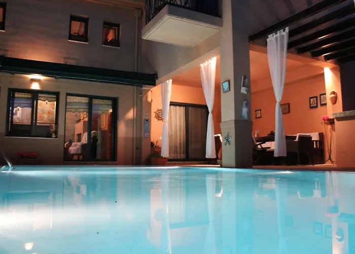 4-Seasons Pool Villa Near Meteora