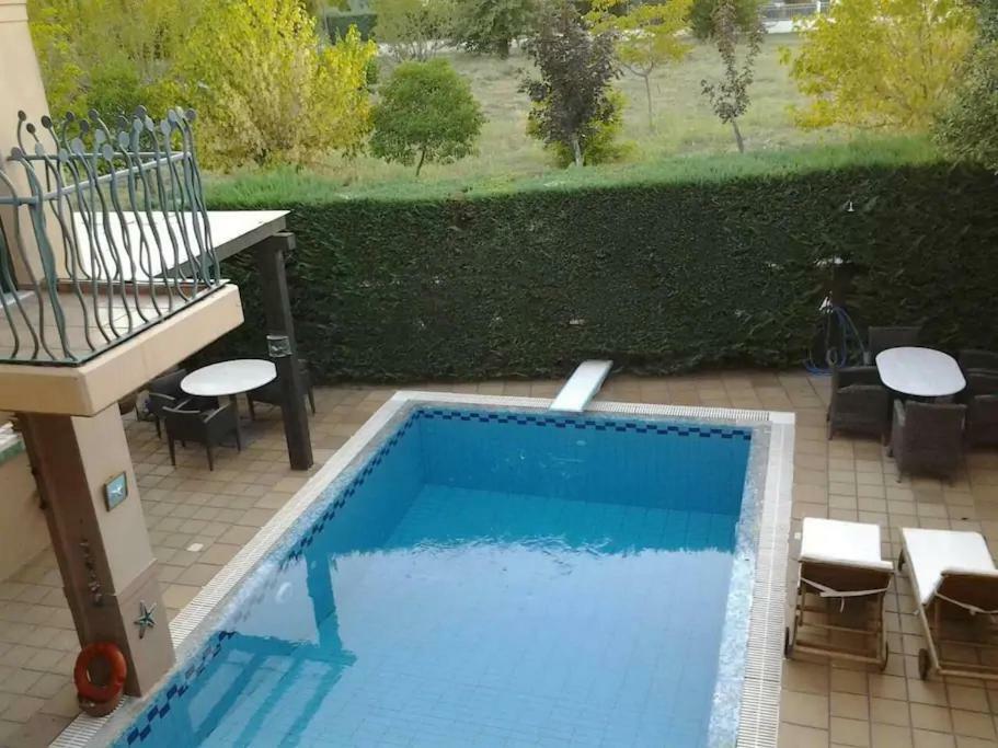4-seasons Pool Near Meteora *