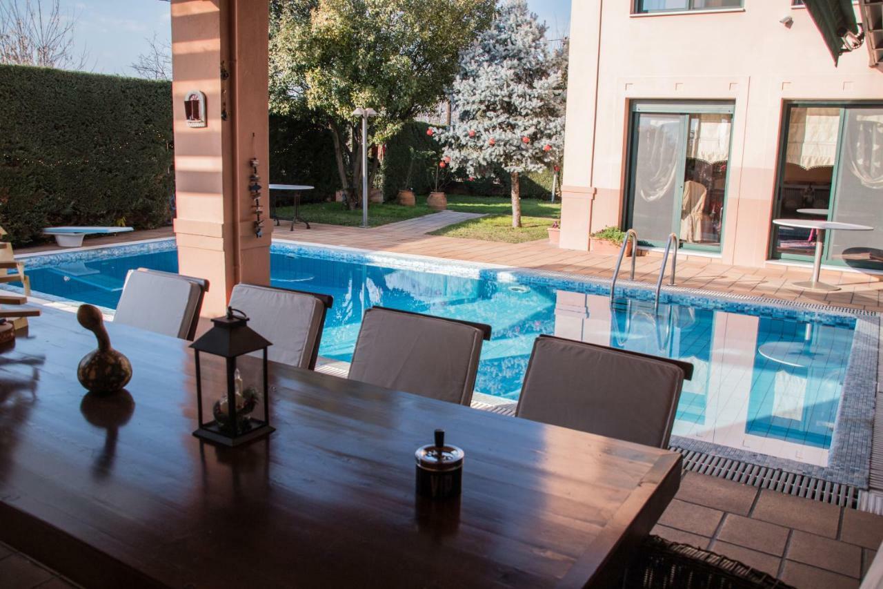 4-seasons Pool Near Meteora
