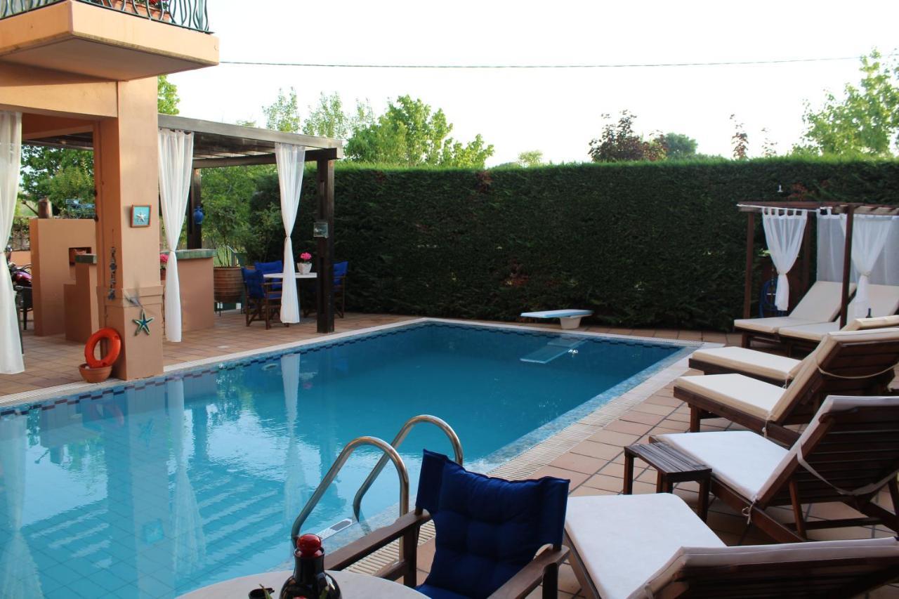 4-seasons Pool Near Meteora *